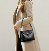 حقيبة كتف مرنة باللون الأسود يتم غلقها بقفل معدني بتصميم خارجي أنيق - KSA